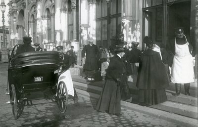 Träger und Passagiere vor dem Nikolaus-Bahnhof, Newski-Prospekt, St. Petersburg, ca. 1913 von Russian Photographer